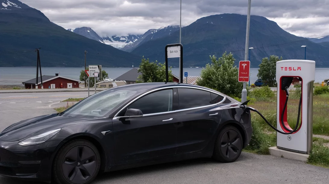 Ποια χώρα έκλεισε το 2025 σχεδόν χωρίς πωλήσεις θερμικών αυτοκινήτων