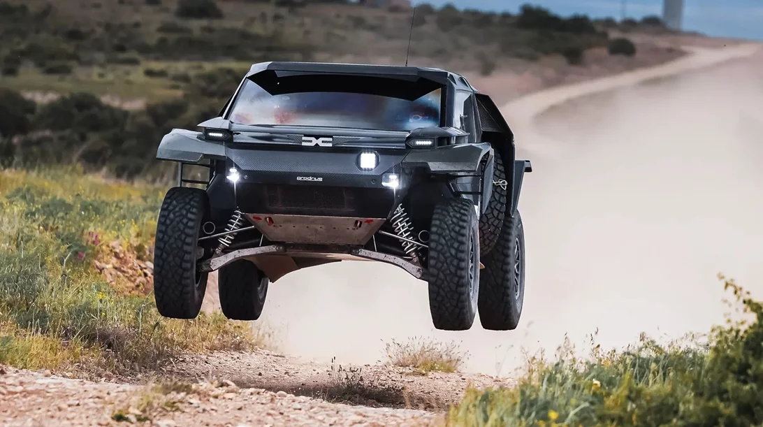 Δείτε το Dacia Sandrider να απογειώνεται στα χέρια του Loeb