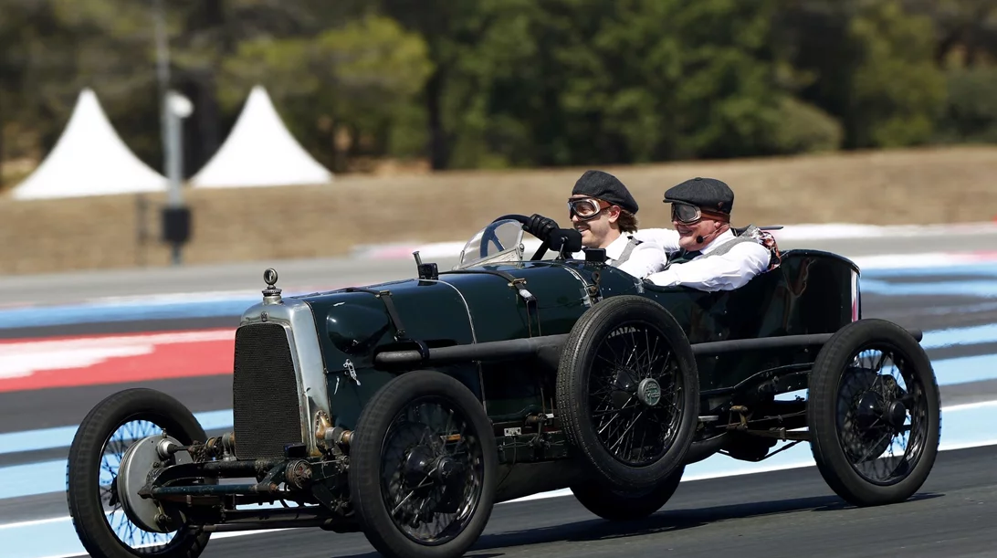 O Vettel ταξίδεψε 100 χρόνια πίσω με την πρώτη αγωνιστική Aston Martin