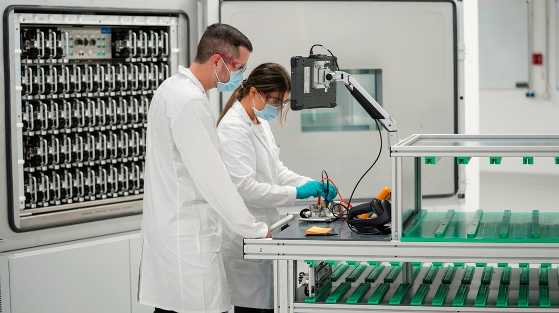 Γιατί η Toyota "επενδύει σαν τρελή" σε μπαταρίες και τι γίνεται με το λίθιο