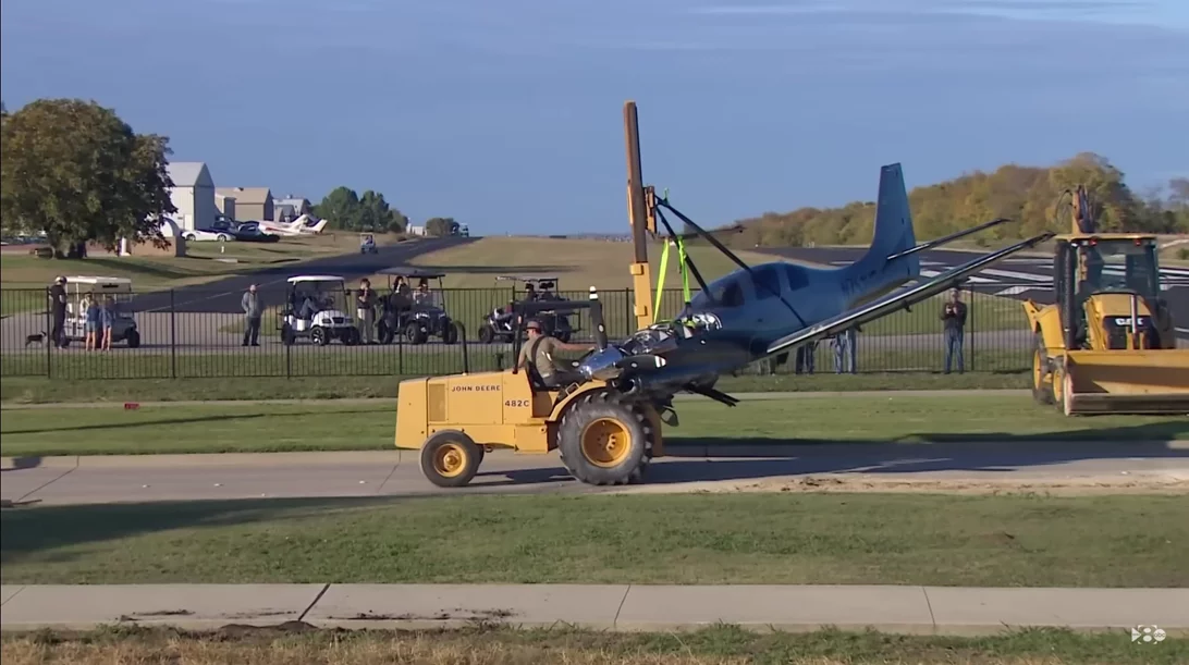 Video: Αεροπλάνο τράκαρε με αυτοκίνητο, όχι στον αέρα