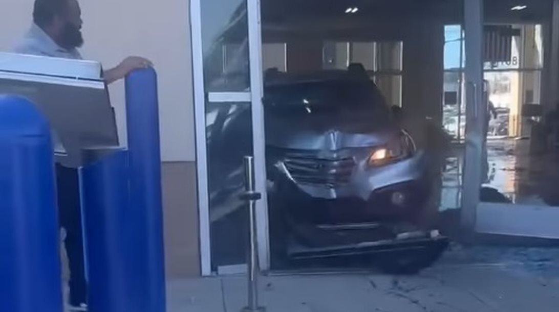 Οδηγός εισέβαλε σε κατάστημα με το αυτοκίνητο γιατί δεν τον εξυπηρέτησαν- 8 τραυματίες