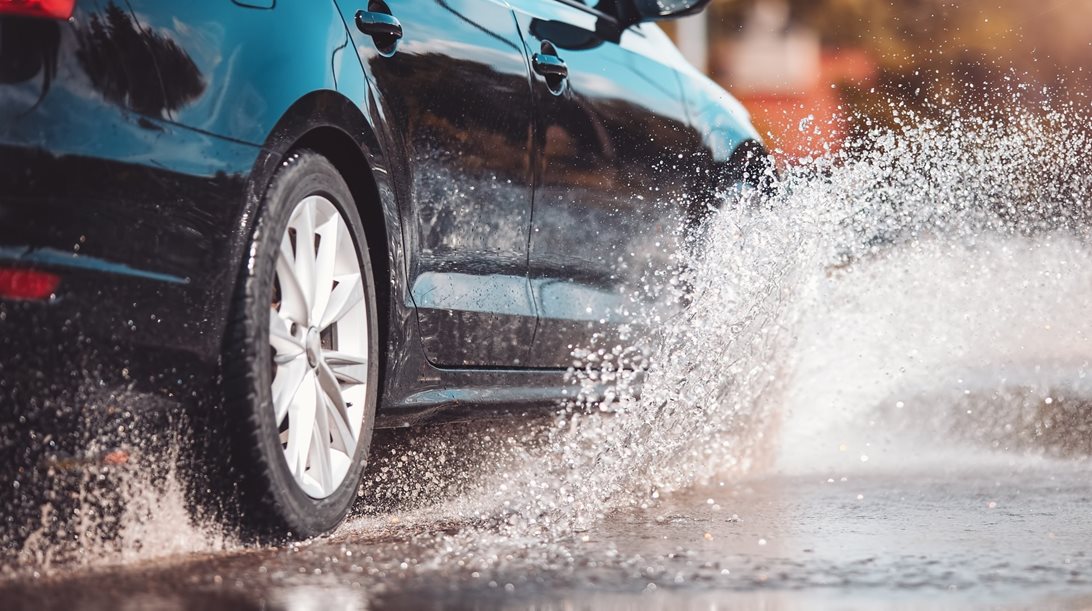 Οδήγηση στη βροχή: 5 μυστικά για περισσότερη ασφάλεια