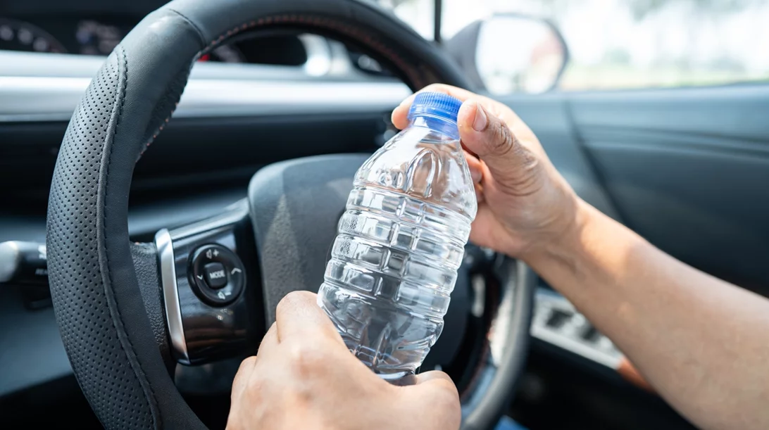 Γιατί δεν πρέπει να αφήνουμε μπουκάλι με νερό μέσα στο αυτοκίνητο