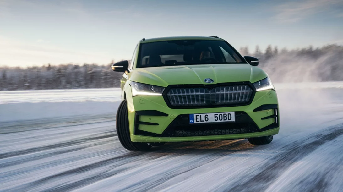 To Skoda Enyaq RS iV έκανε ρεκόρ drift στον πάγο