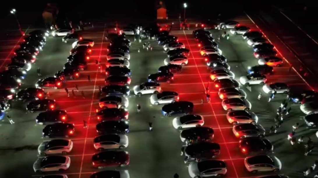 Video: Δείτε τι μπορούν να κάνουν 100 Tesla μαζί