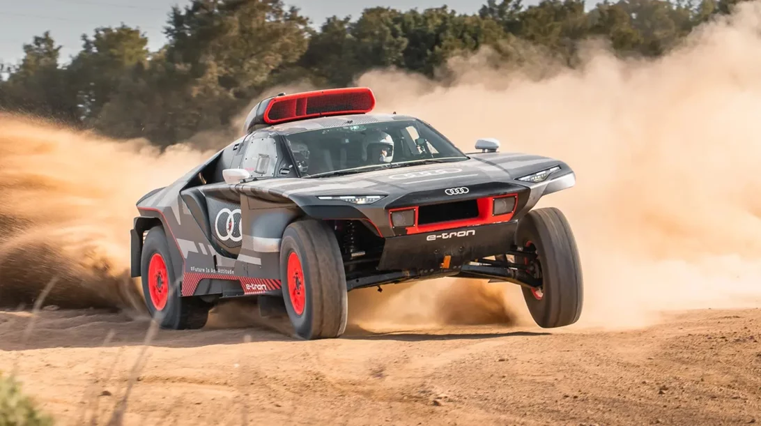 Audi RS Q e-tron: "Ηλεκτροπληξία" με βενζίνη στην έρημο