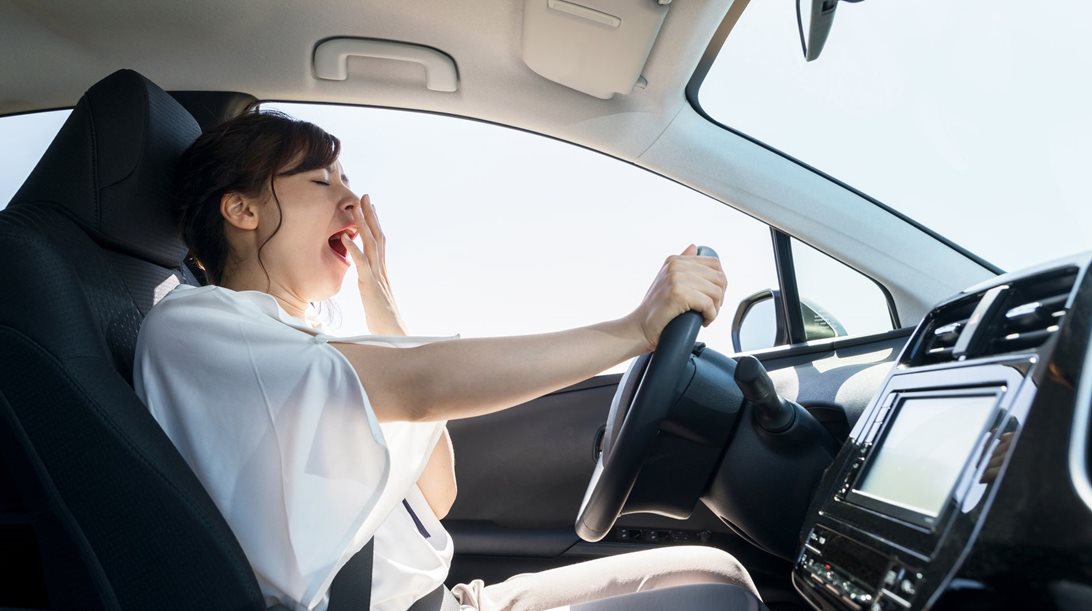 Οδήγηση τη νύχτα: Βασικοί κίνδυνοι και πως ένας υπνάκος σώζει ζωές