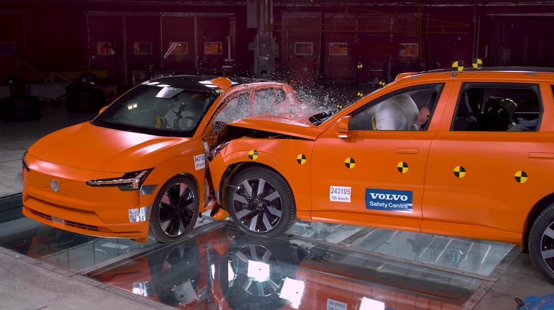 Volvo EX90 εναντίον EX30: Τι συνέβη όταν το μεγάλο SUV συγκρούστηκε με το μικρό (video)
