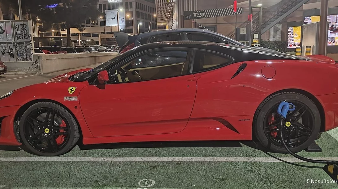 Μόνο στην Ελλάδα: Νέα ηλεκτρική Ferrari που φορτίζει στην ζάντα (εικόνες)