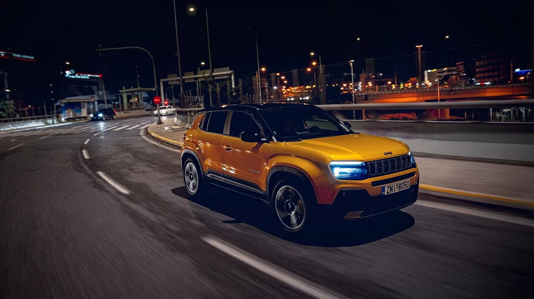 Βόλτα στη νυχτερινή Αθήνα με το ηλεκτρικό Jeep Avenger