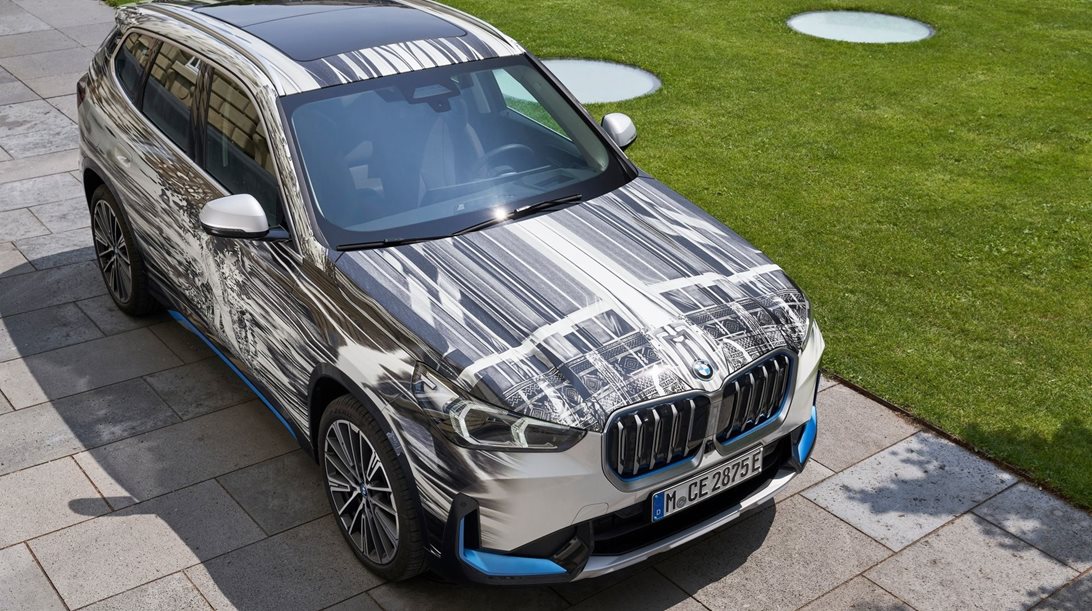 Αυτή η BMW iX1 δεν είναι γρατσουνισμένη, είναι έργο τέχνης