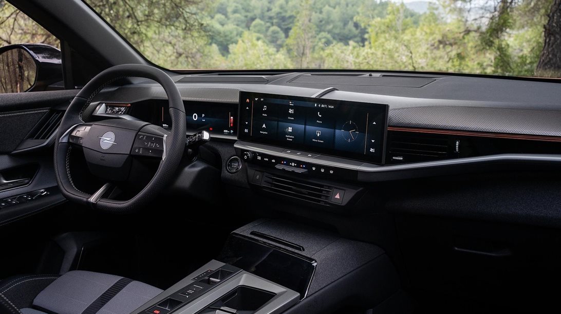 Ο νέος παίκτης του Ολυμπιακού παρουσιάστηκε μαζί με το αυτοκίνητό του