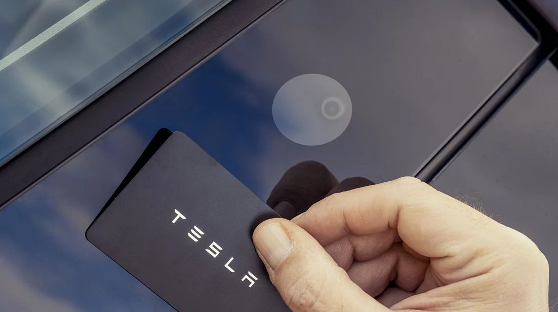 Προαιρετικός εξοπλισμός η κάρτα-κλειδί σε ορισμένα μοντέλα Tesla