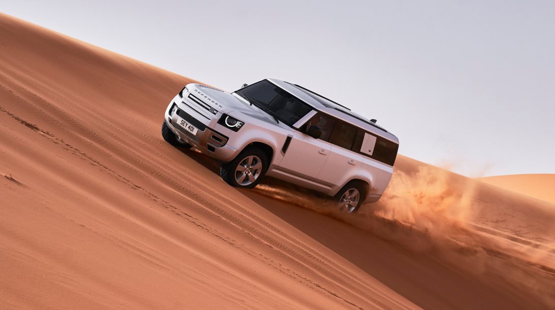 Οκταθέσιο Land Rover Defender 130: Big is beautiful