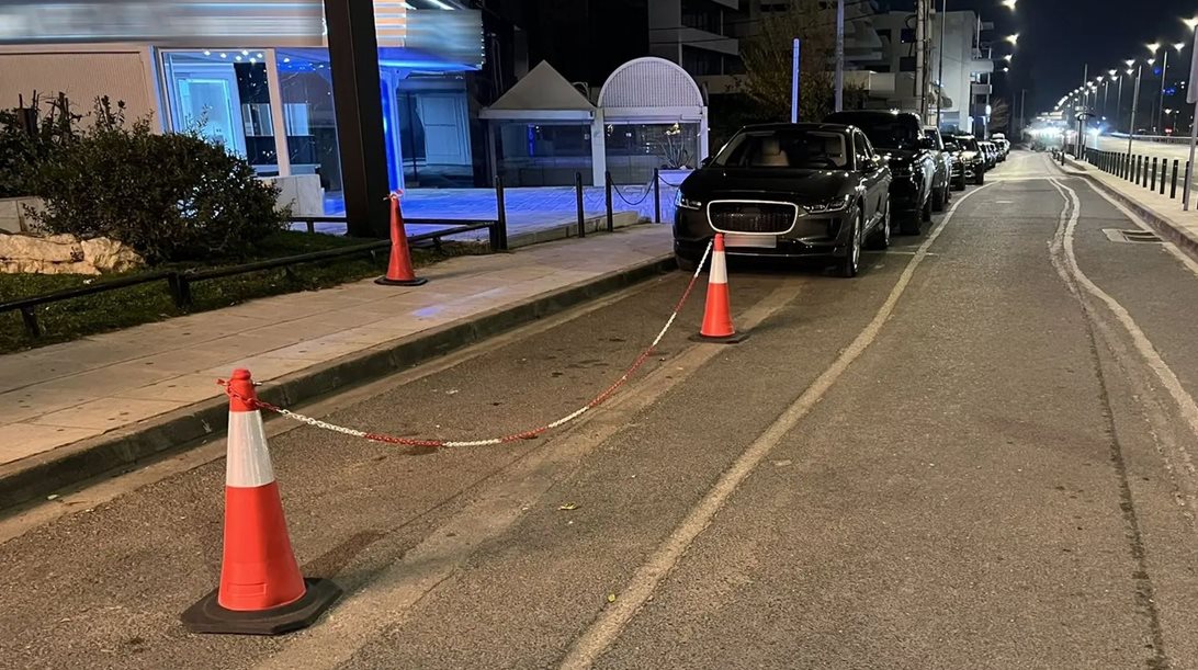 Η αστυνομία "καθαρίζει" παράνομα πάρκινγκ νυχτερινών κέντρων στην Αθήνα με συλλήψεις παρκαδόρων (video)