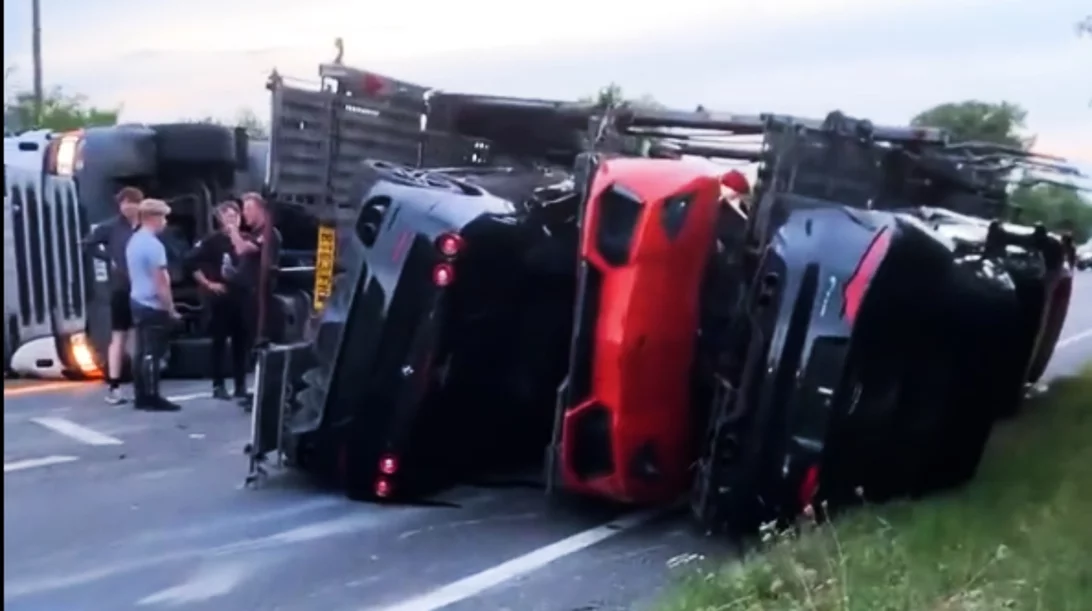 Ανατροπή νταλίκας που μετέφερε πολλά supercars
