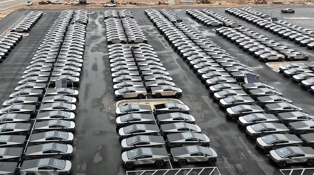 Γιατί εκατοντάδες Tesla Cybertruck μένουν παρκαρισμένα στο Τέξας