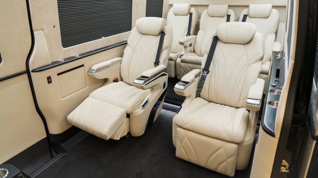 Το εσωτερικό σε αυτό το Mercedes Sprinter θυμίζει ιδιωτικό τζετ και κοστίζει ακριβά (εικόνες)