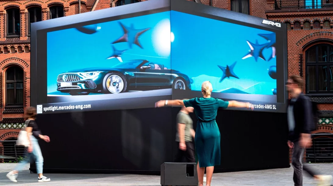 Μια πρωτότυπη διαφήμιση της Mercedes με διαδραστική 3D οθόνη