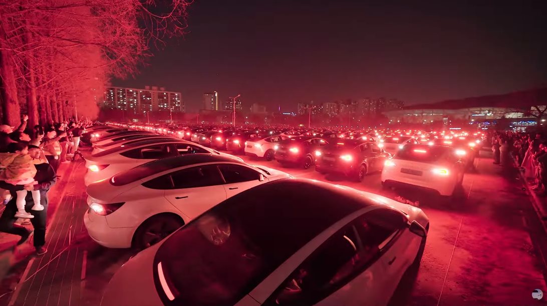 Υπερθέαμα στο μεγαλύτερο light show με πάνω από 1.000 Tesla να κάνουν ρεκόρ