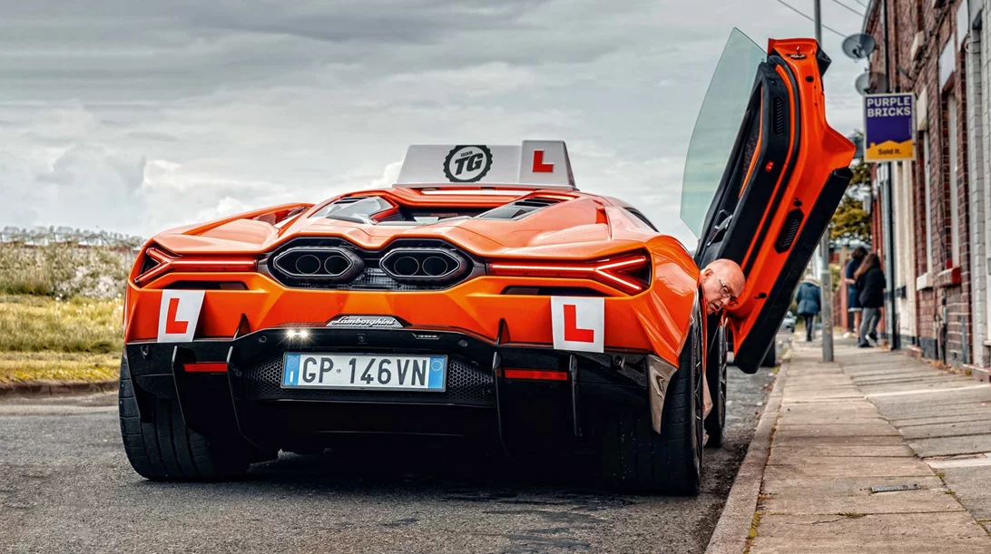 Πώς είναι να δίνεις εξετάσεις οδήγησης με Lamborghini Revuelto 1.000 ίππων