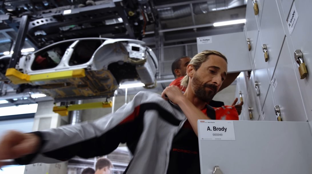 Και όμως ο Adrien Brody έπιασε δουλειά στο εργοστάσιο της Porsche (video)