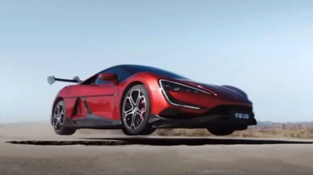 Δείτε το απίθανο hypercar της BYD να πηδάει αυτόνομα πάνω από λακούβες (video)