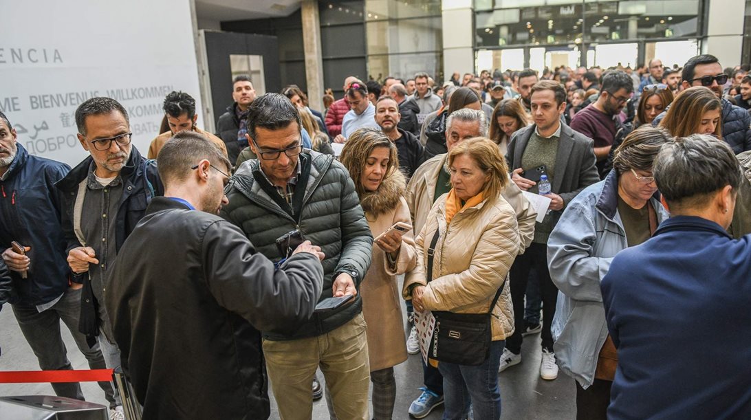 Ουρές από αγοραστές αυτοκινήτων σε έκθεση με μεγάλες εκπτώσεις (video)