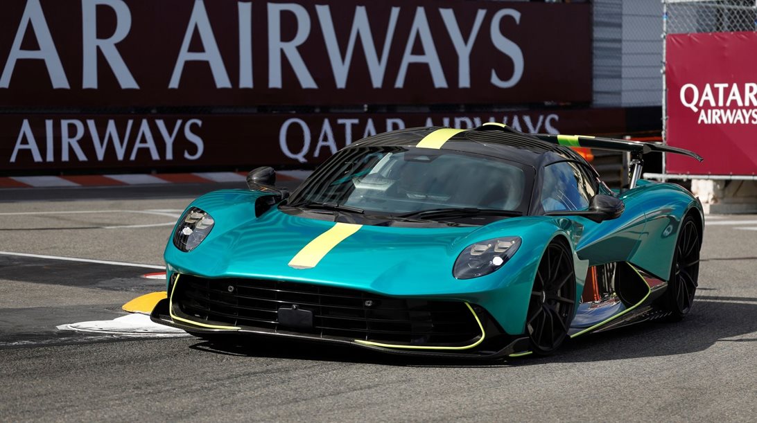 Aston Martin Valhalla: Δημόσιο ντεμπούτο στο Μονακό με τον Alonso στο τιμόνι