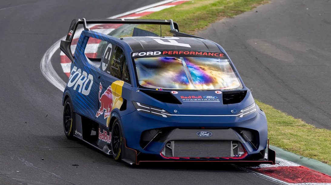 Δείτε το Ford SuperVan να πηγαίνει τέρμα γκάζι στο Nurburgring-Έκανε ιστορικό ρεκόρ (video)