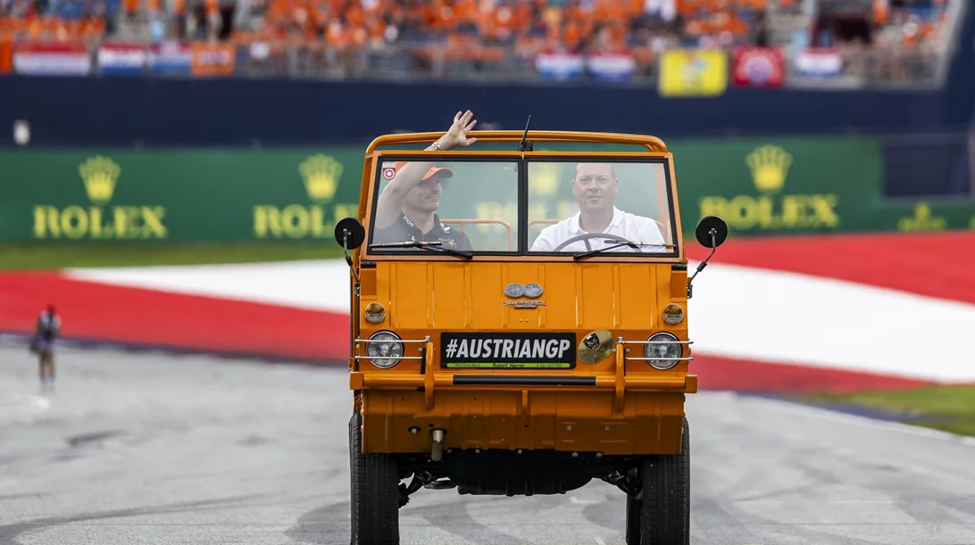 To απίστευτο Steyr με το οποίο παρέλασαν οι οδηγοί της F1 στην Αυστρία