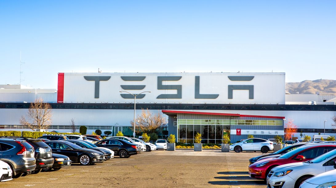 Elon Musk: Πάγωμα προσλήψεων και περικοπές θέσεων 10% στην Tesla
