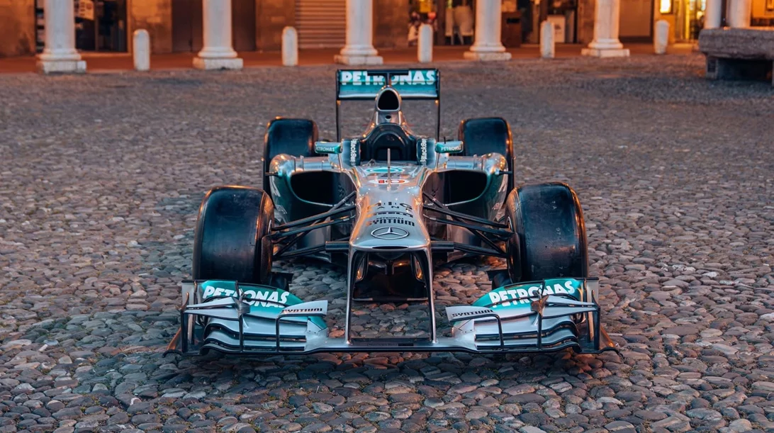 Πωλείται η πρώτη Mercedes που χάρισε νίκη στον Hamilton στην Formula 1