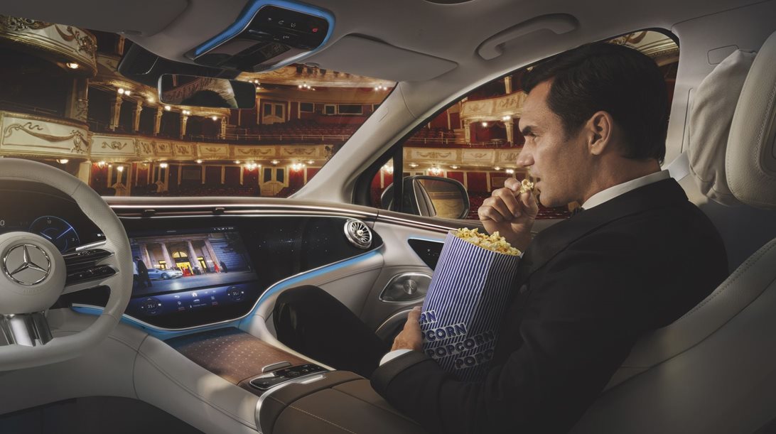 Γιατί ο Roger Federer τρώει ποπ κορν μέσα σε Mercedes EQS-δείτε το video που μόλις κυκλοφόρησε