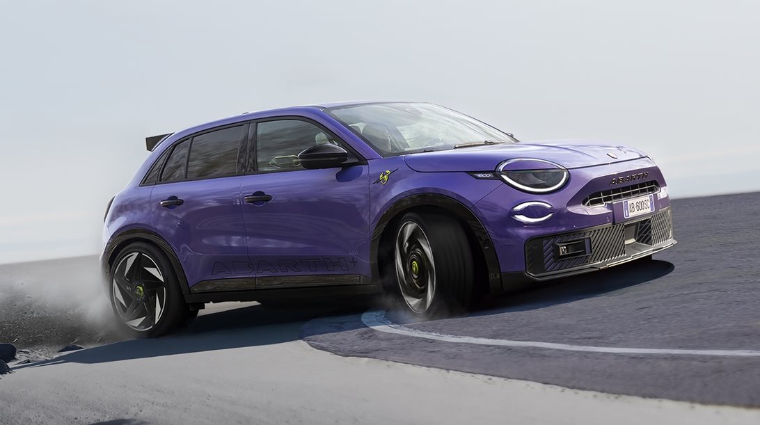 Το Abarth 600e ετοιμάζεται και αυτή είναι η πρώτη φωτό