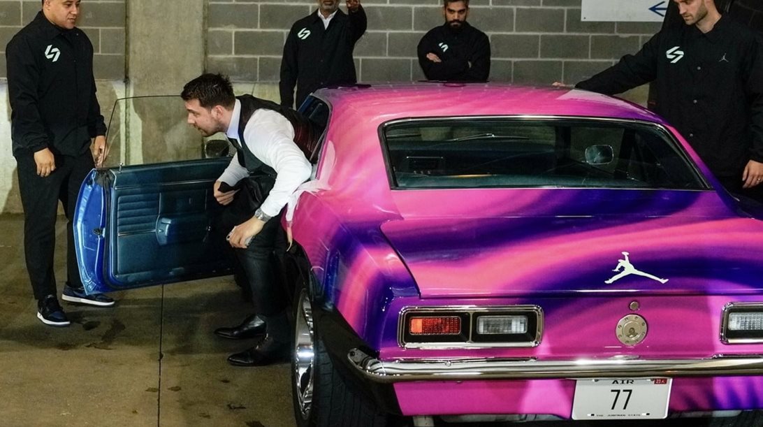 O Luka Doncic εμφανίστηκε με Camaro στο χρώμα των παπουτσιών του (video)