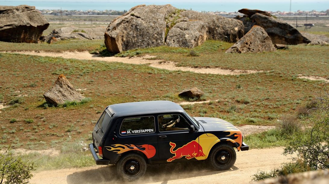 Ένας αγώνας με Lada Niva και Verstappen εναντίον Ricciardo (video)