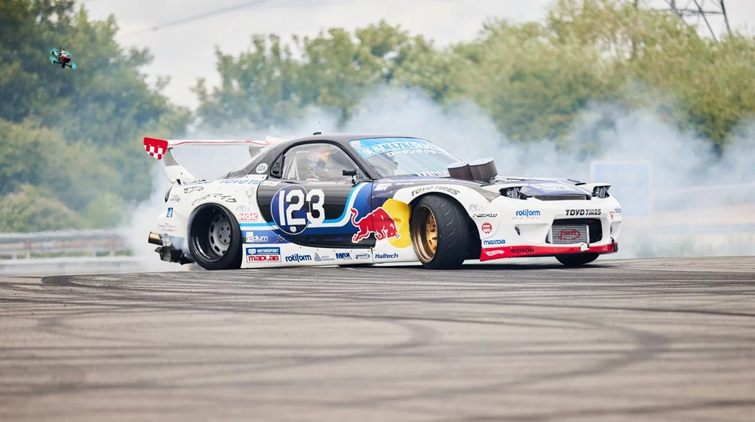 O Max Verstappen μαθαίνει drift από τον καλύτερο