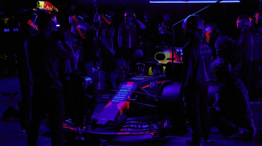 Η Red Bull έκανε το πρώτο pit stop στο σκοτάδι σε απίστευτο χρόνο