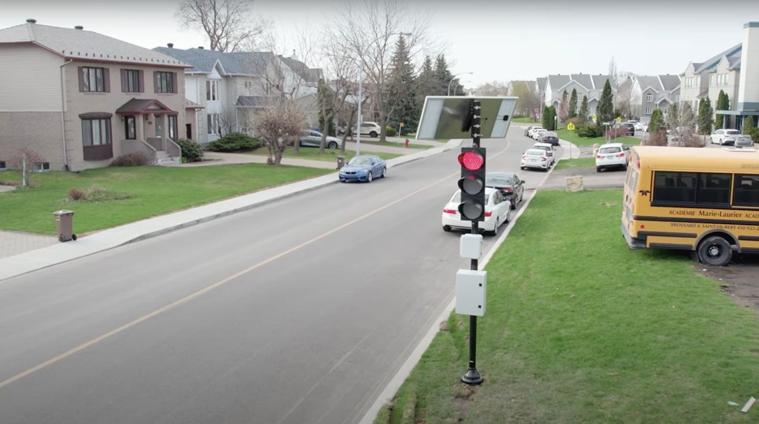 Αυτό το φανάρι ανάβει κόκκινο όταν ξεπερνάς το όριο ταχύτητας (video)