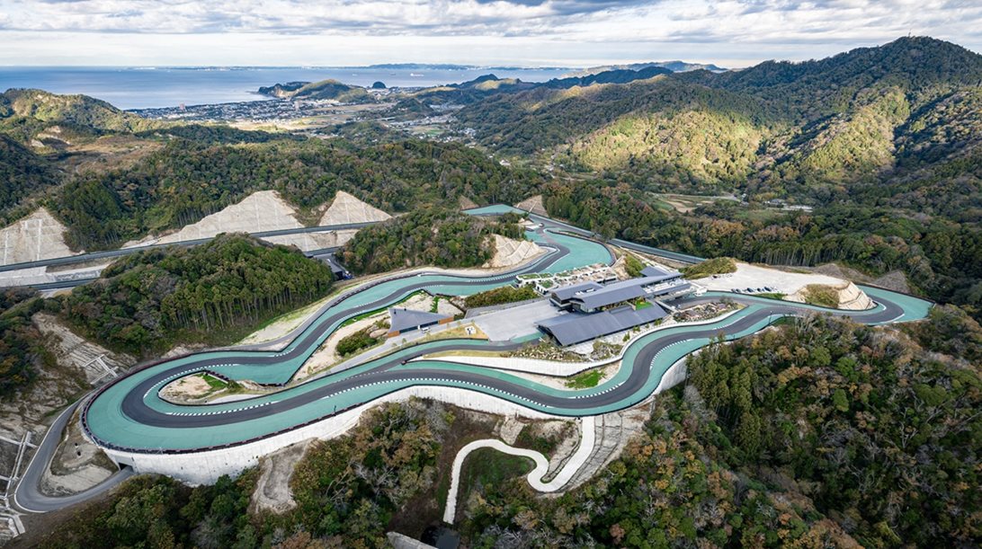 Ιάπωνας δισεκατομμυριούχος έφτιαξε πίστα για την οικογένειά του