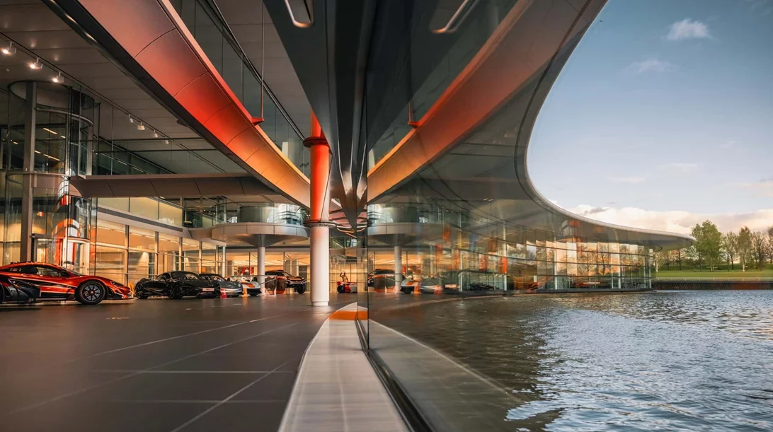 Πώς η έδρα της McLaren εξελίχθηκε σε αγαπημένο πρωταγωνιστή του Χόλιγουντ