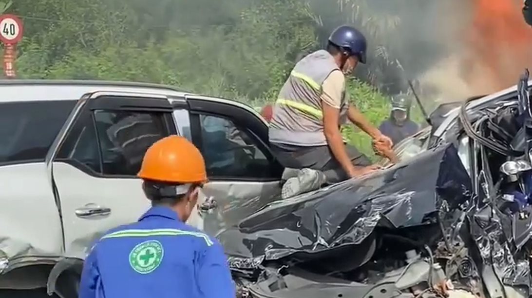 Video: Συγκλονιστική διάσωση οδηγού από φλεγόμενο αυτοκίνητο