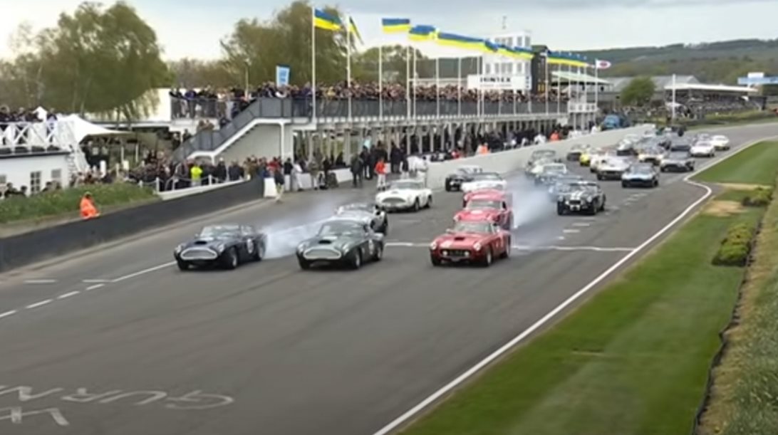 Δείτε έναν εντυπωσιακό αγώνα με vintage αυτοκίνητα (video)