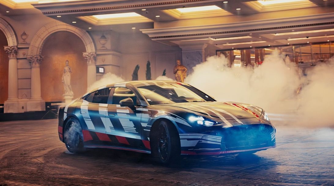 Ο Brad Pitt σε μίνι Gymkhana με Mercedes-AMG GT