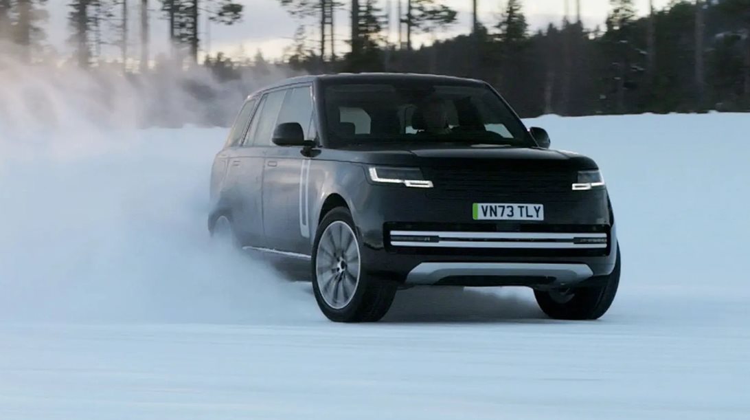 Δείτε το ηλεκτρικό Range Rover χωρίς καμουφλάζ να ντριφτάρει στη Σουηδία