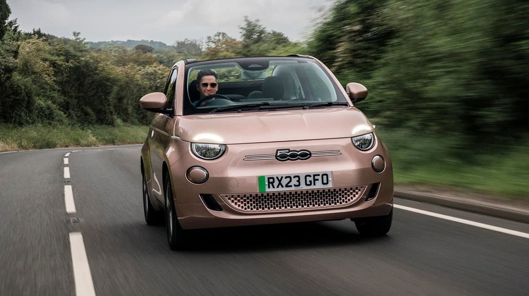 Τελικά όταν οδηγείς ανοιχτό αυτοκίνητο είσαι πιο ευτυχισμένος