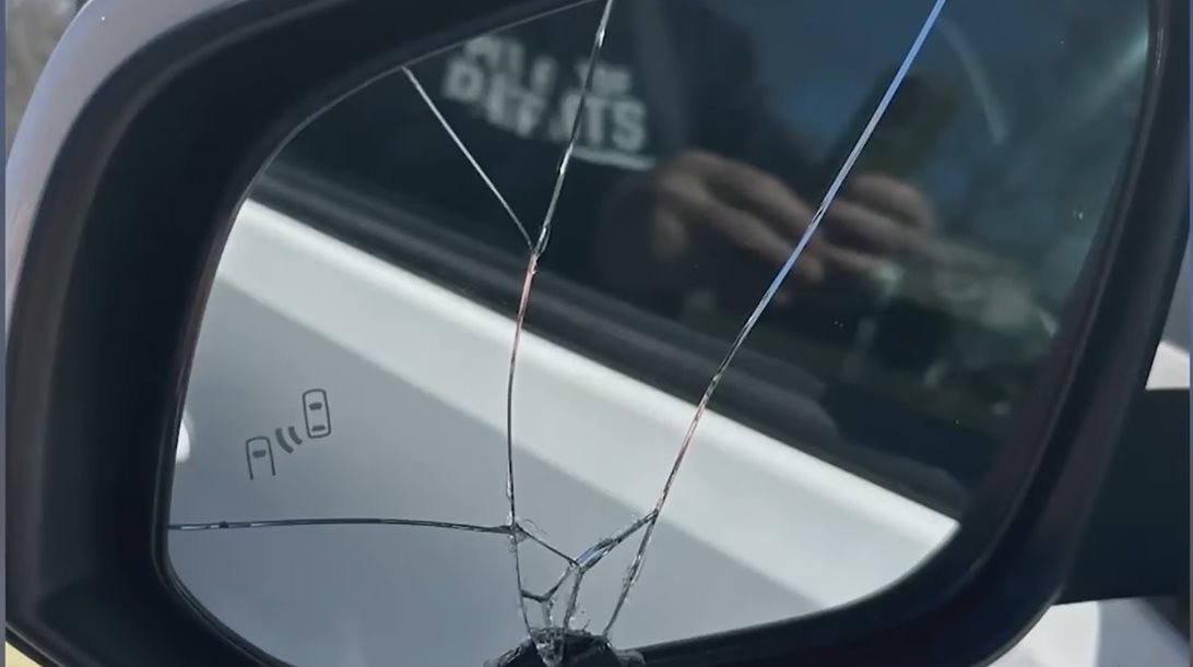 Δεκάδες καθρέπτες αυτοκινήτων κατέστρεψε ένας απρόσμενος δράστης