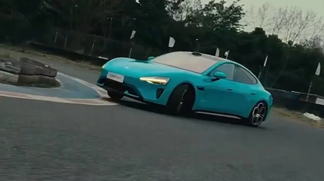 Video: H Xiaomi μας δείχνει το drift mode του Xiaomi SU7